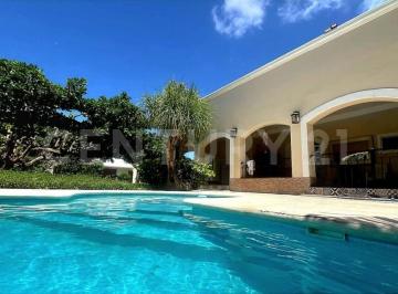 Casa · 617m² · 5 Recámaras · 1 Estacionamiento · Residencia en Venta en Alfredo V. Bonfil, Cancún, con Alberca y Terreno