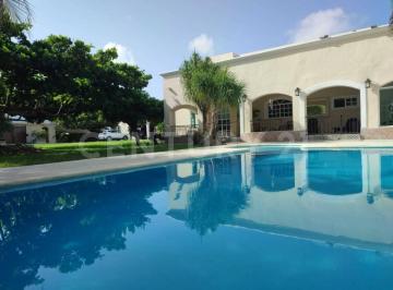 Casa · 617m² · 5 Recámaras · Residencia en Venta con Alberca y Amplio Terreno