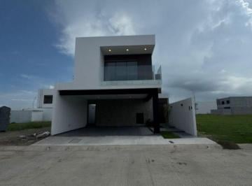 Casa de 4 habitaciones, Alvarado · Venta de Casa con Recamara en Planta Baja en La Riviera Veracruzana