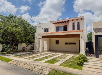 Casa en condominio · 410m² · 4 Recámaras · 4 Estacionamientos · Venta Casa de 4 Habitaciones Cuarto de Servicio Jardin, alberca y Equipada Privada Parque Central