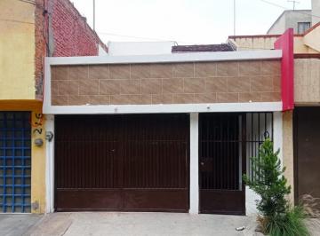 Casa · 110m² · 2 Recámaras · 1 Estacionamiento · Casa en Renta por Jacarandas
