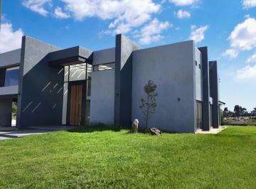 Casa · 550m² · 4 Recámaras · 4 Estacionamientos · Casa en Santiago