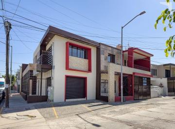 Casa · 366m² · 4 Recámaras · Casa Grande con 2 Locales Comerciales, Bien Ubicada en La Olimpica.