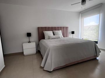 Casa · 470m² · 3 Recámaras · 4 Estacionamientos · Casa en Renta en El Campanario, Frente a Área Verde
