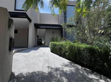 Casa · 470m² · 3 Recámaras · 4 Estacionamientos · Casa en Renta en El Campanario, Frente a Área Verde