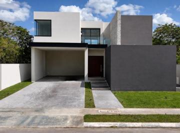 Casa en condominio · 546m² · 3 Recámaras · 4 Estacionamientos · Venta Casa de 3 Recamaras Alberca y Jardin en Privada El Cortijo con Amenidades Zona Country Club
