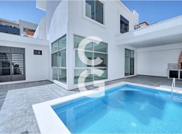 Casa · 375m² · 4 Recámaras · 4 Estacionamientos · Casa en Renta en Cancún en Supermanza 11 con Amplia Terraza, Alberca y Horno de Leña