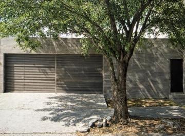 Casa · 250m² · 3 Recámaras · 2 Estacionamientos · Vive en La Zona Más Comoda de San Pedro