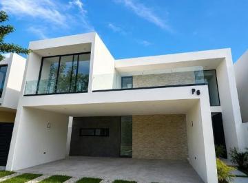 Casa en condominio · 385m² · 4 Recámaras · 3 Estacionamientos · Venta o Renta Casa de 4 Recamaras Alberca y Jardin en Privada Soluna con Amenidades Temozon Norte