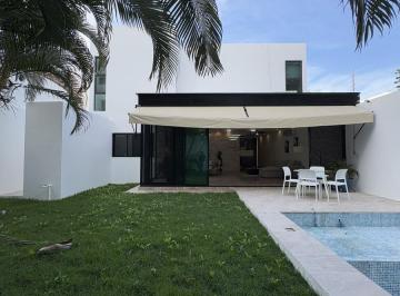 Casa · 348m² · 4 Recámaras · 3 Estacionamientos · Renta Hermosa Casa de 4 Recamaras Amueblada con Paneles Solares Alberca y Jardin en Montebello