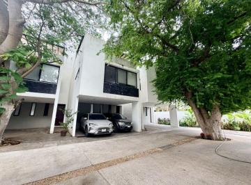 Casa de 3 habitaciones, Mérida · Townhouse de 3 Recámaras, con Albera, en Privada Dentro de Periférico.
