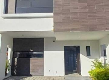Casa · 3 Recámaras · 2 Estacionamientos · Casa en Renta en Arbolada