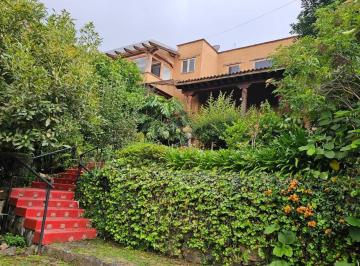 Casa · 200m² · 3 Recámaras · 1 Estacionamiento · Casa Colonial en Venta con Jardin en El Centro de Pátzcuaro
