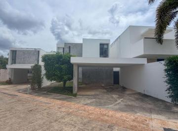 Casa de 3 habitaciones, Mérida · Casa de 3 Recámaras, con Alberca y Jardín, Dentro de Privada en Cholul.