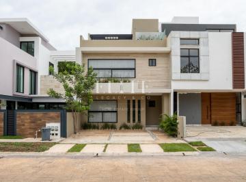 Casa · 250m² · 3 Recámaras · 2 Estacionamientos · Casa en Venta en Arbolada Calle Principal Frente Al Parque