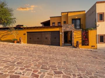 Casa · 343m² · 2 Estacionamientos · Casa Mariposa: Elegancia Contemporánea y Espacio Exterior en El Area de Frailes