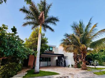 Casa en condominio · 270m² · 3 Recámaras · 2 Estacionamientos · Renta Casa 3 Recamaras Amueblada con Piscina Jardin y Paneles Solares Privada Parque Central Cholul
