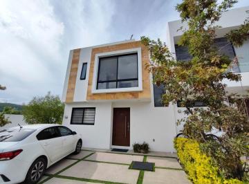 Casa de 3 habitaciones, El Marqués · Se Renta Amplia Casa con Excedente de Terreno y en Esquina, Zakia