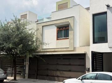 Casa · 300m² · 2 Estacionamientos · Casa en Puerta de Hierro Cumbres