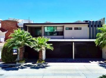Casa de 3 habitaciones, León · Casa en Venta en Bosques del Refugio, Moderna con Alberca y Amplio Jardín