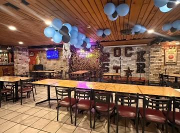 Local comercial · 220m² · 2 Estacionamientos · Traspaso de Restaurante Equipado y Acreditado