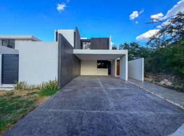 Casa de 4 habitaciones, Mérida · Casa de 4 Recámaras, con Alberca, en Privada con Amenidades en Cholul.