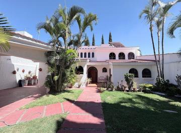 Casa de 7 habitaciones, Zapopan · Casa en Venta en Primera Sección Bugambilias