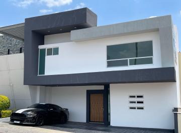 Casa · 340m² · 4 Recámaras · 3 Estacionamientos · Casa - Fraccionamiento Cumbres del Lago