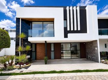 Casa · 422m² · 5 Recámaras · 2 Estacionamientos · Casa en Parque Guanajuato