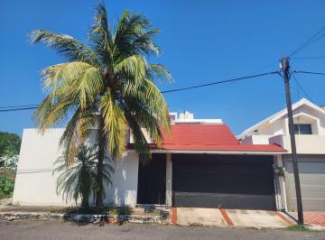Casa · 243m² · 3 Estacionamientos · Costa de Oro, Casa en Venta de 3 Recámaras, Una de Ellas en Pb en Terreno de 300 m²