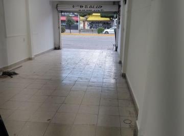 Local comercial · 1 Estacionamiento · Local - León