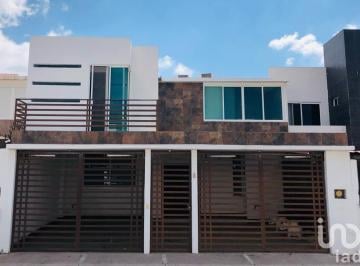 Casa · 270m² · 3 Recámaras · 2 Estacionamientos · Renta Casa Santa Fe Corregidora