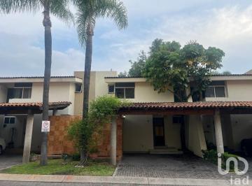 Casa · 248m² · 4 Recámaras · 2 Estacionamientos · Se Renta Casa a 2 Minutos de La Up, Ciudad Granja, Zapopan.
