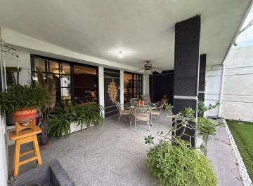 Casa · 400m² · 3 Recámaras · 2 Estacionamientos · Casa en Unidad Nacional