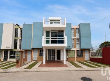 Casa · 219m² · 3 Recámaras · 1 Estacionamiento · A La Venta Casa Amplia en Los Heroes de Puebla