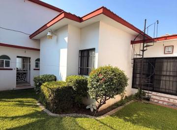 Casa · 226m² · 2 Recámaras · 2 Estacionamientos · Ive El Confort y La Exclusividad en Esta Espectacular Casa con Alberca en Brisas de Cuautla.