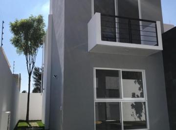 Casa · 165m² · 3 Recámaras · 2 Estacionamientos · Venta de Casa Al Norte de Cuernavaca Dentro de Fraccionamiento