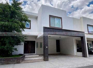 Casa · 363m² · 3 Recámaras · 2 Estacionamientos · Casa en Venta en Privada Alameda