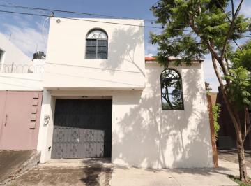 Casa de 2 habitaciones, Morelia · Casa en Venta en Morelia, Bosques Camelinas