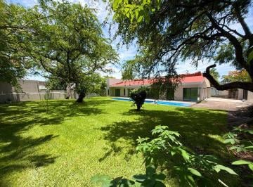 Casa · 450m² · 4 Recámaras · 4 Estacionamientos · Casa Residencial con Alberca y Jardín Privado 15 Minutos de Cuernavaca