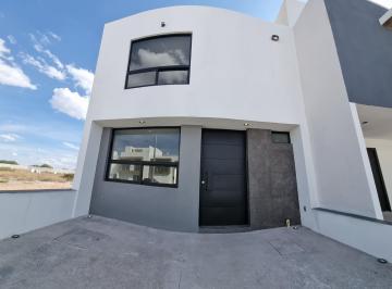 Fachada · Casa en Venta con Casa Club en Residencial Los Lagos