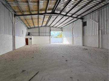 Bodega comercial · 336m² · 2 Estacionamientos · Bodega Comercial 330 m² Cortina a Nivel de Piso, Energia Bifasica