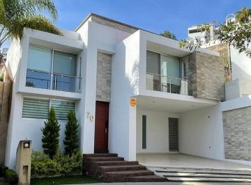 Casa · 380m² · 3 Recámaras · 2 Estacionamientos · Casa Amueblada en Renta en Priv. del Pedregal