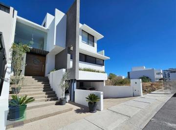 92437879d597c83607310696a3bc7286792fd38792dbdfca19de139caf138ce3 · Casa en Venta / Renta en Zibatá, con Roof Garden, Sótano y Cuarto de Servicio