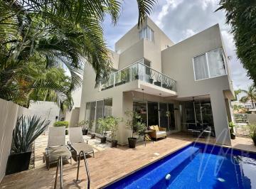 Casa · 342m² · 3 Recámaras · 2 Estacionamientos · Casa en Venta en Cancun, Cumbres en Esquina Frente a Jardín