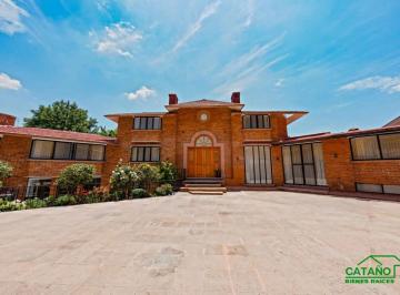 Disfruta de amplios espacios llenos de luz natural, con elegante sala y comedor, · Casa en Venta, Jardines del Pedregal, Boulevard de La Luz