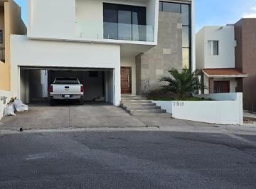 Casa · 230m² · 4 Recámaras · 2 Estacionamientos · Renta Casa Cantera iii¡4 Recamaras!