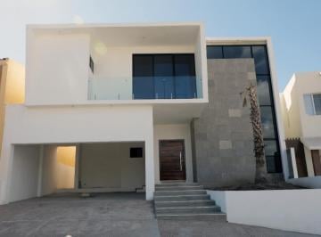 Casa · 398m² · 4 Recámaras · 4 Estacionamientos · Casa - Fraccionamiento La Cantera