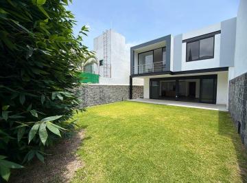 Casa · 270m² · 4 Recámaras · 2 Estacionamientos · Casa en Cuernavaca en Venta con Jardín Privado en Residencial