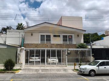 Casa de 4 habitaciones, Zapopan · Casa de 3 Niveles en Venta en Fraccionamiento Campo Real en Zapopan